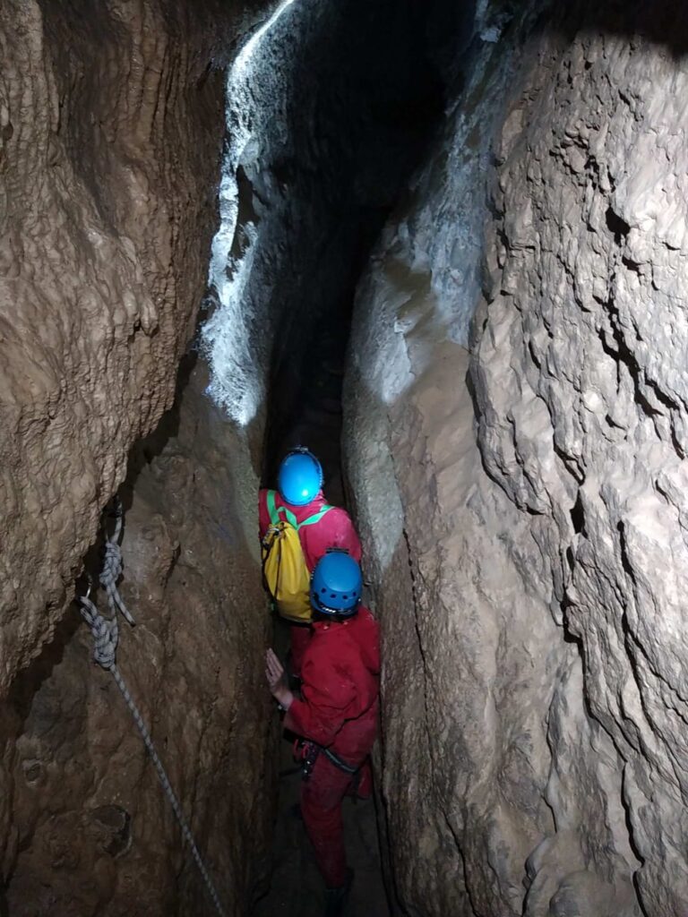 2 personnes en progression spéléo dans un méandre