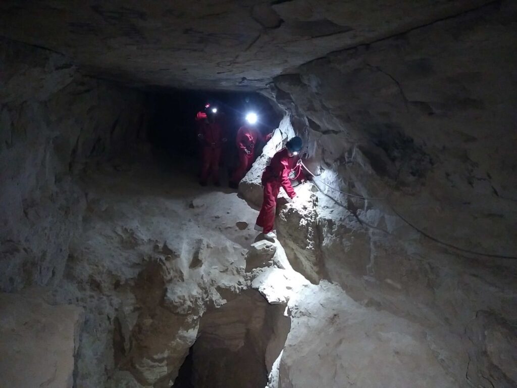 Photo progression main courante spéléo