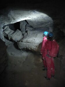 2 spéléo en progression debout dans une galerie