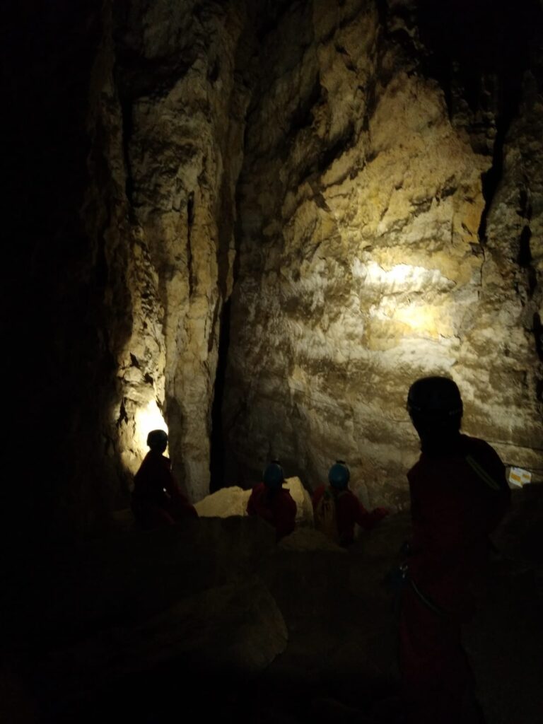4 spéléologues regardent le paysage souterrain